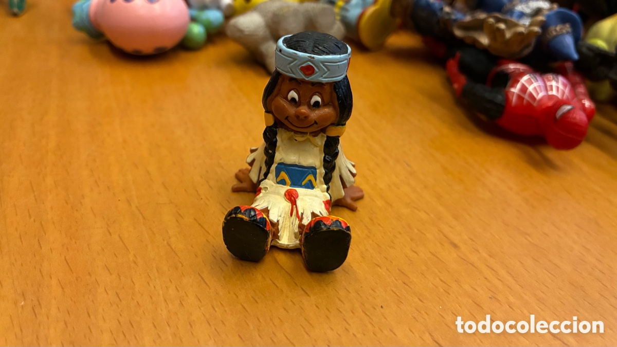 Figuras de goma y PVC: Figura de la serie Yakari - Ni&ntilde;a India - Arco Iris