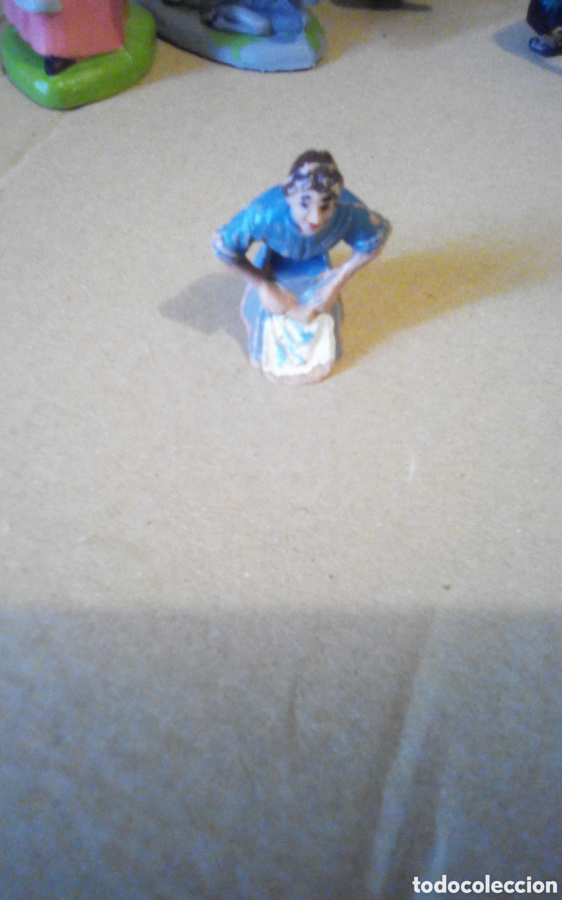 Figuras de goma y PVC: Lavandera arrodillada, figura para bel&eacute;n. De pl&aacute;stico, mide 5 cm.