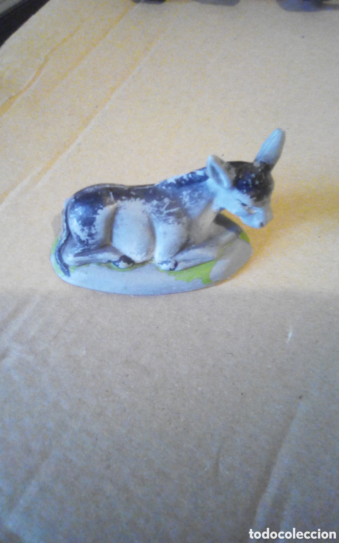Figuras de goma y PVC: Asno echado, figura para bel&eacute;n. De pl&aacute;stico, mide 8 cm.