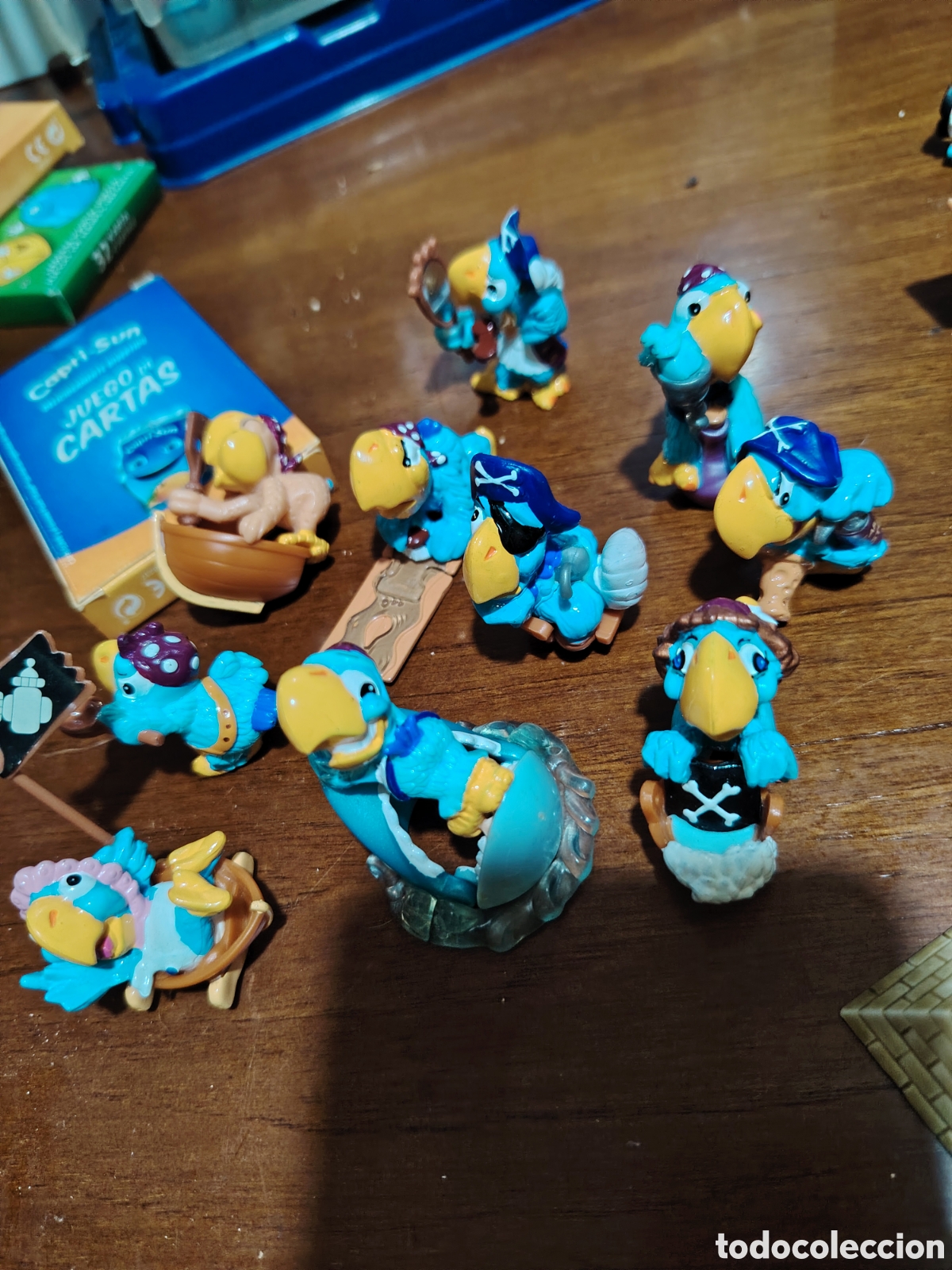 Figuras de goma Kinder: Lote de mu&ntilde;ecos huevo kinder loros piratas