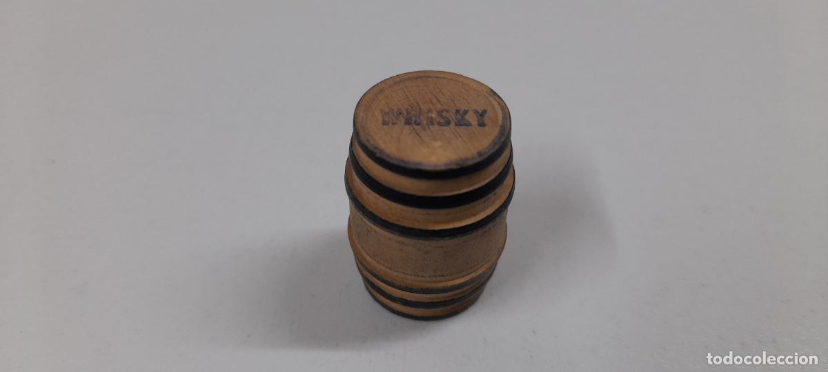 Figuras de goma y PVC: BARRIL DE WHISKY REALIZADO EN MADERA . COMPLEMENTO DEL OESTE O DECORADO . ORIGINAL A&Ntilde;OS 50