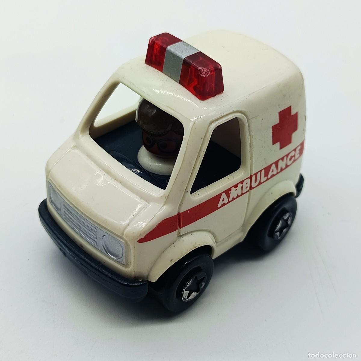 Figuras de goma y PVC: Ambulancia de juguete Tomy de pl&aacute;stico, a&ntilde;os 90, con figura conductor