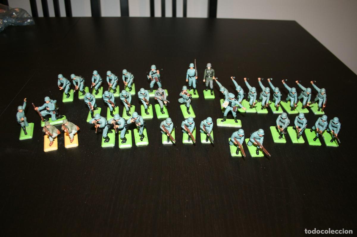 Figuras de goma y PVC: 39 soldados alemanes britains deetail a&ntilde;os 70 placa metal segunda guerra mundial WW II