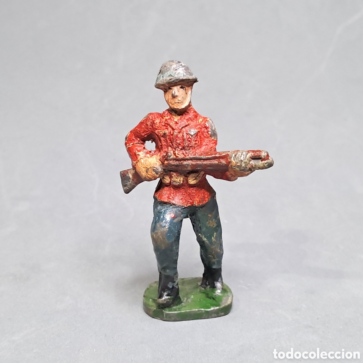 Figuras de goma y PVC: Antigua figura de un soldado con rifle y uniforme en color tipo polic&iacute;a Canad&aacute; de Mairza, a&ntilde;os 50