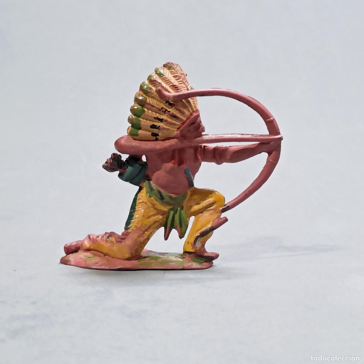 Figuras de goma y PVC: Antigua figura de goma de un indio con arco y flecha fabricada por REAMSA, a&ntilde;os 50 - 60