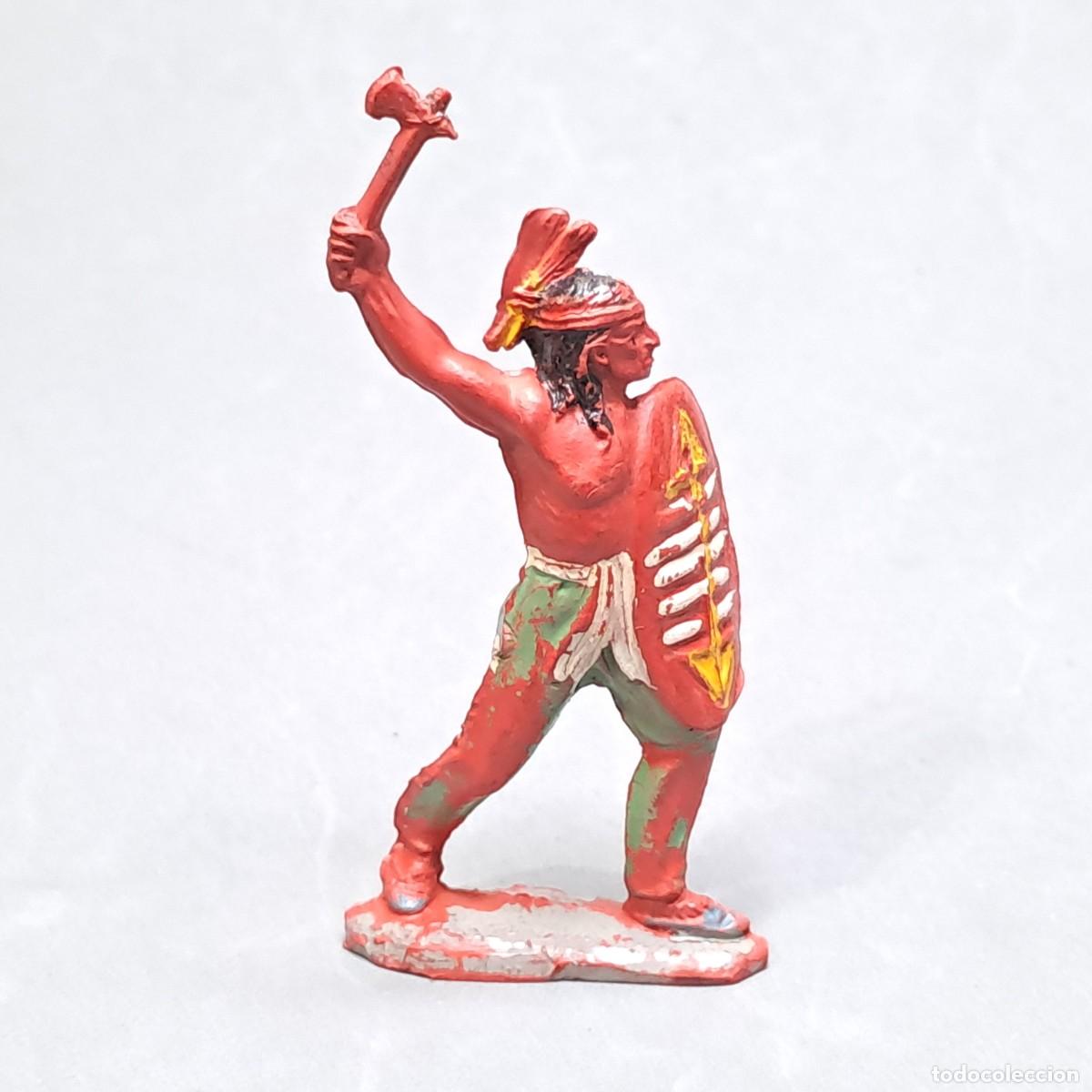 Figuras de goma y PVC: Antigua figura de goma de guerrero indio piel roja con escudo y hacha de Pech Hermanos, a&ntilde;os 50 - 60