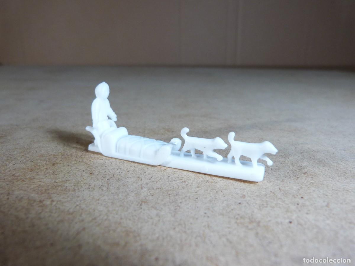 Figuras de goma Kinder: Figura Trineo con perros Kinder sorpresa