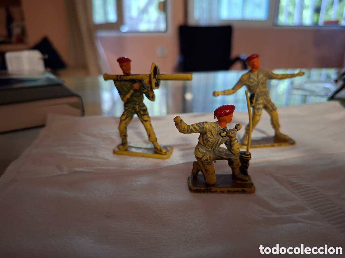 Figuras de goma y PVC: Soldasos descabezados boinas rojas