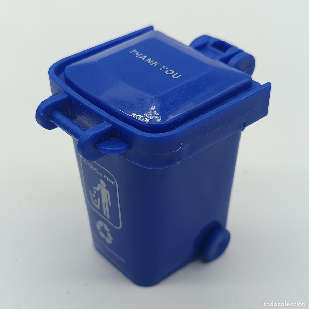 Figuras de goma y PVC: Mini cubo de basura azul pl&aacute;stico con ruedas y tapa abatible
