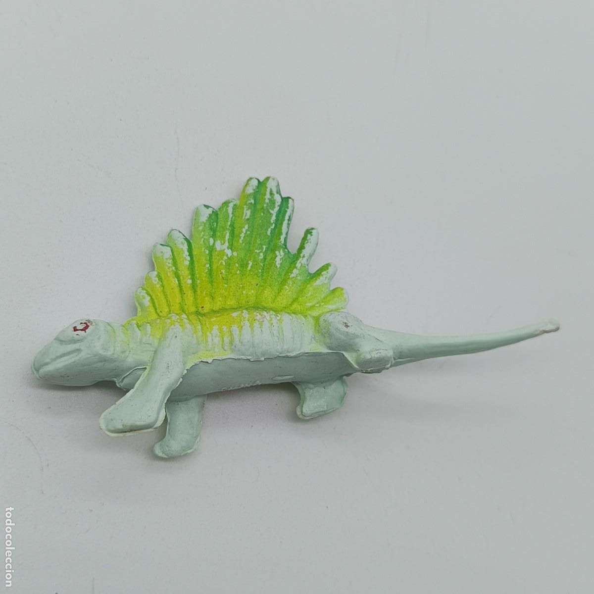 Figuras de goma y PVC: Figura de dinosaurio verde peque&ntilde;o de pl&aacute;stico con placas dorsales oscuras