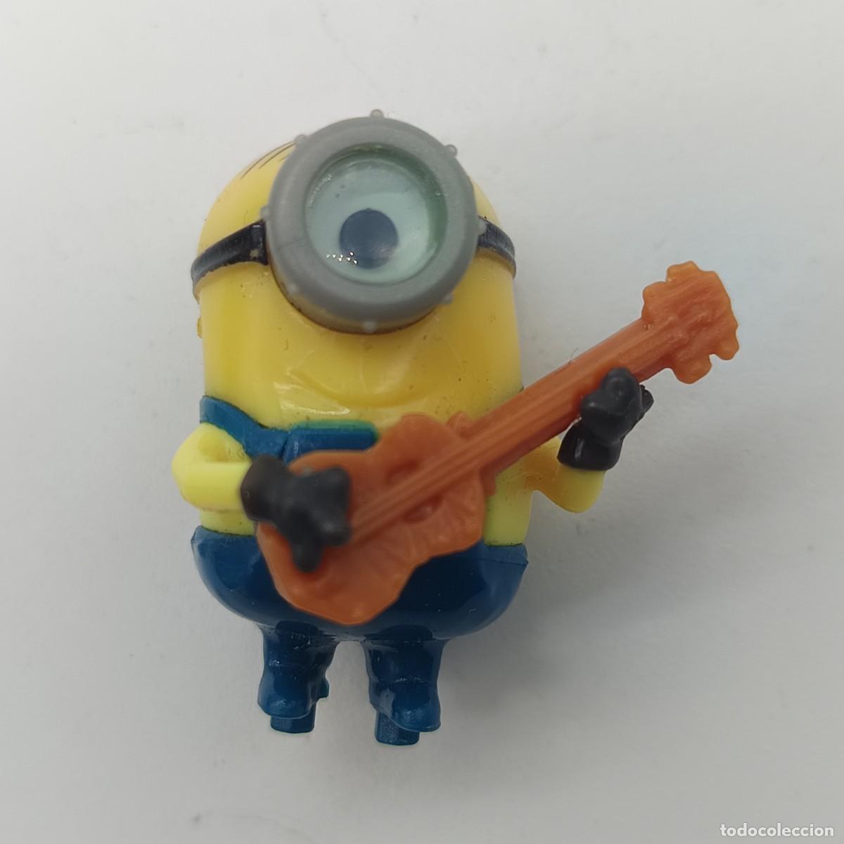 Figuras de goma y PVC: Figura estilo Minion amarillo con guitarra naranja, pl&aacute;stico pintado