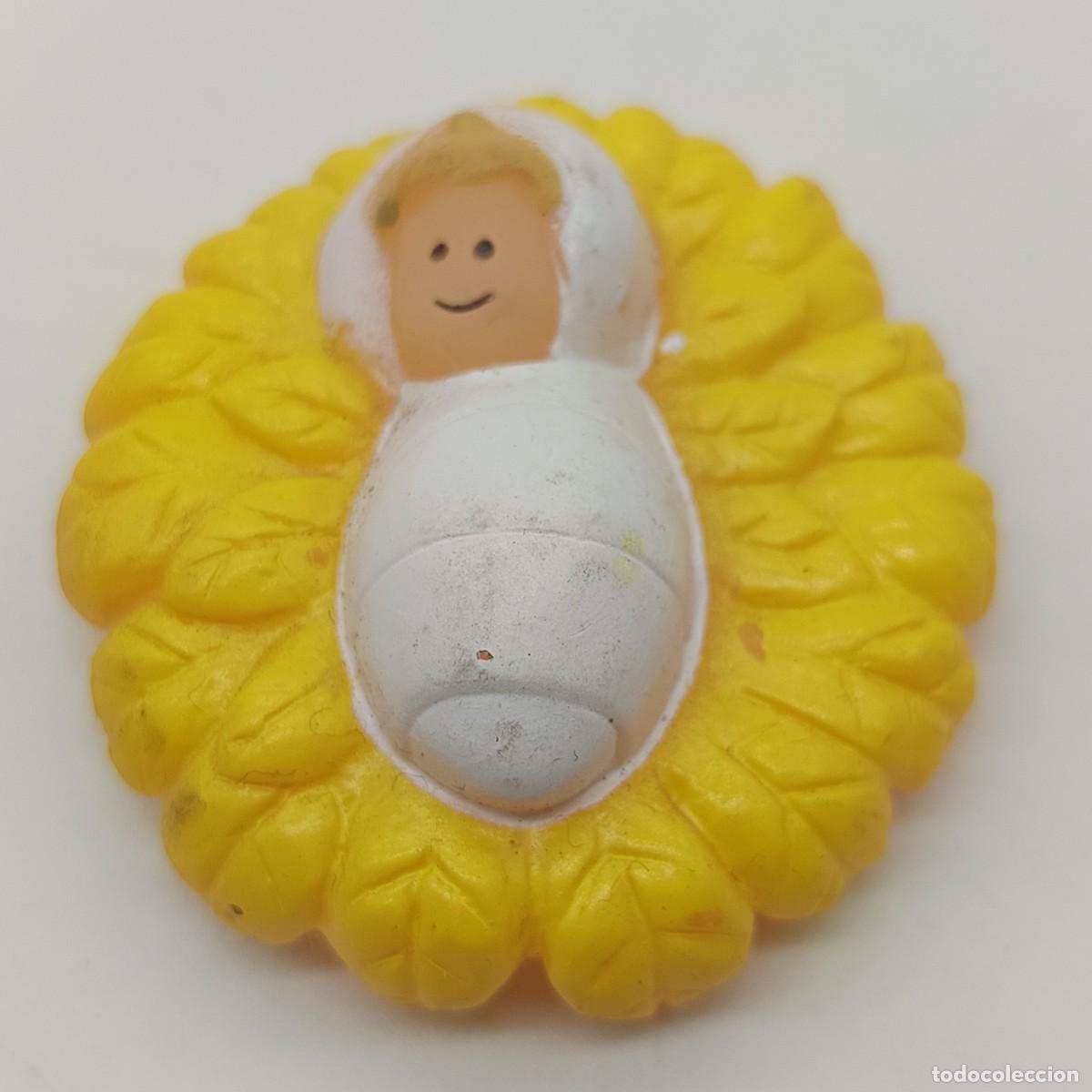 Figuras de goma y PVC: Figura beb&eacute; del bel&eacute;n regalo revista Pronto, envuelto en manta blanca sobre coj&iacute;n amarillo