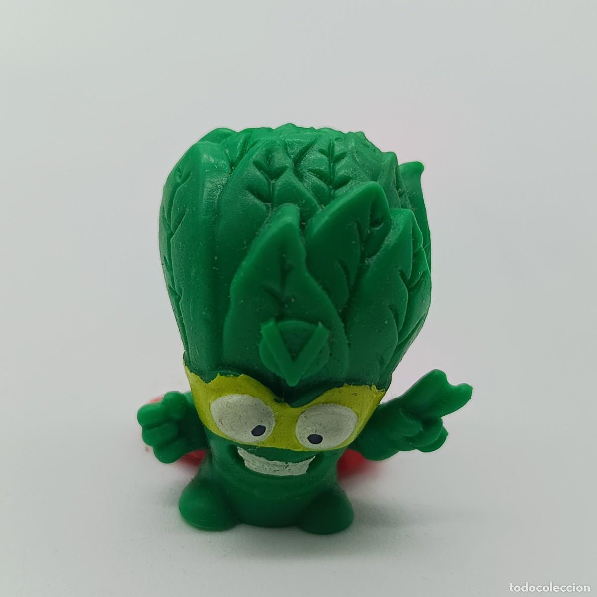 Figuras de goma y PVC: SuperZings Lucky Leaf N.224 - Figura coleccionable verde con banda amarilla y capa roja
