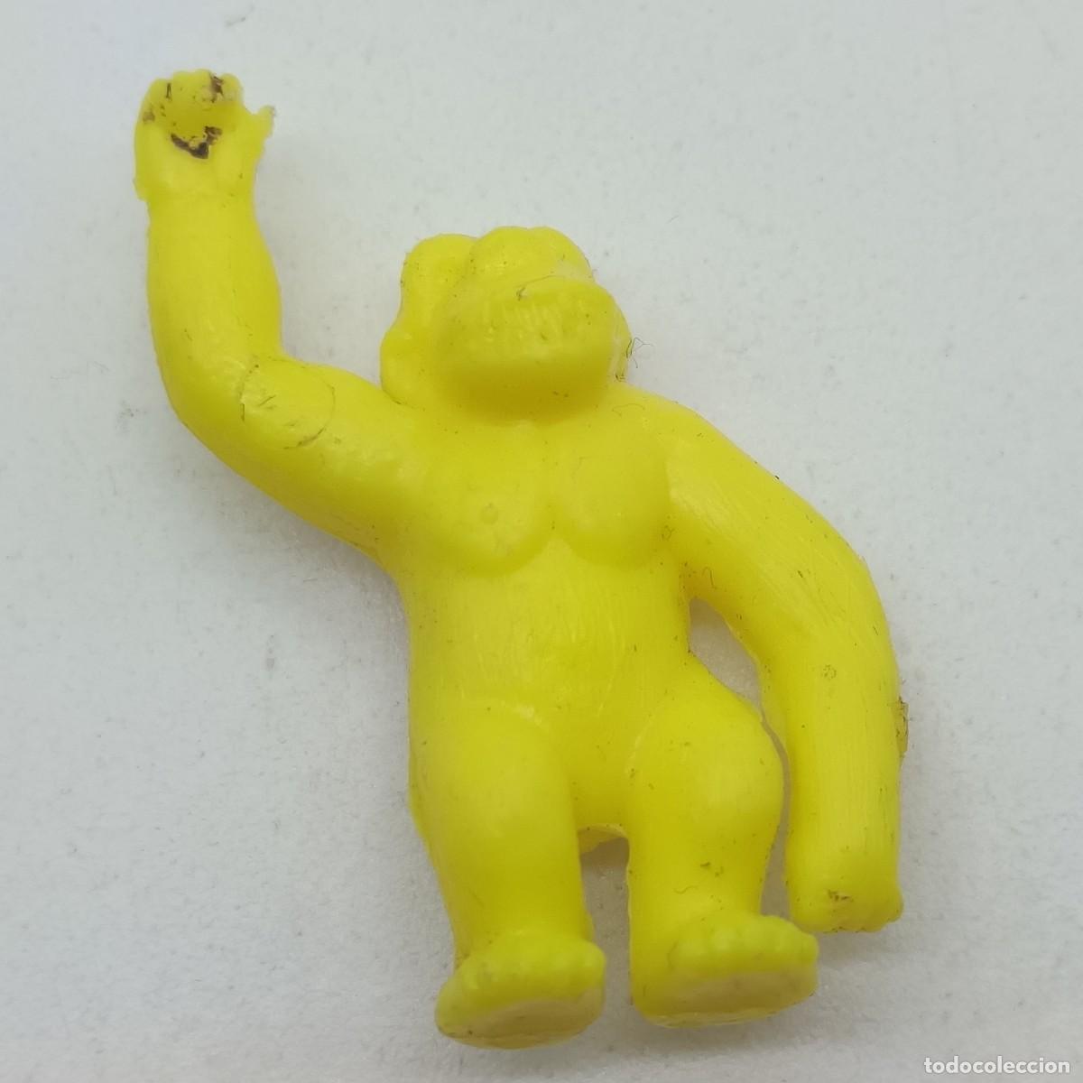 Figuras de goma y PVC: Figura Dunkin de mono amarillo