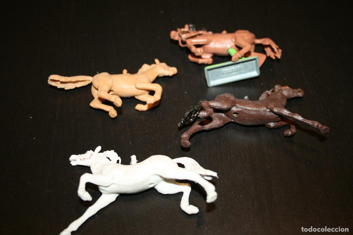 Figuras de goma y PVC: 4 figuras caballos para placa base