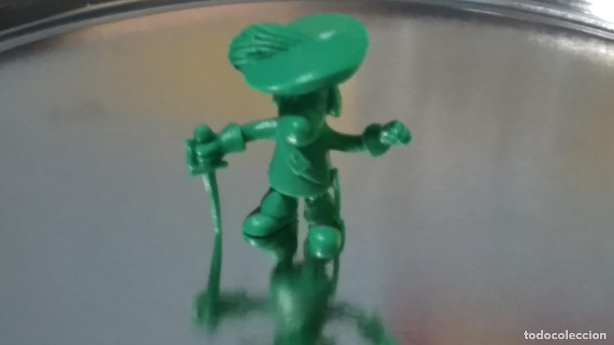 Figuras de goma y PVC: Figura dunkin de colecci&oacute;n Dartacan y los tres mosqueperros Phoskitos color verde 3 cm. BUEN ESTADO