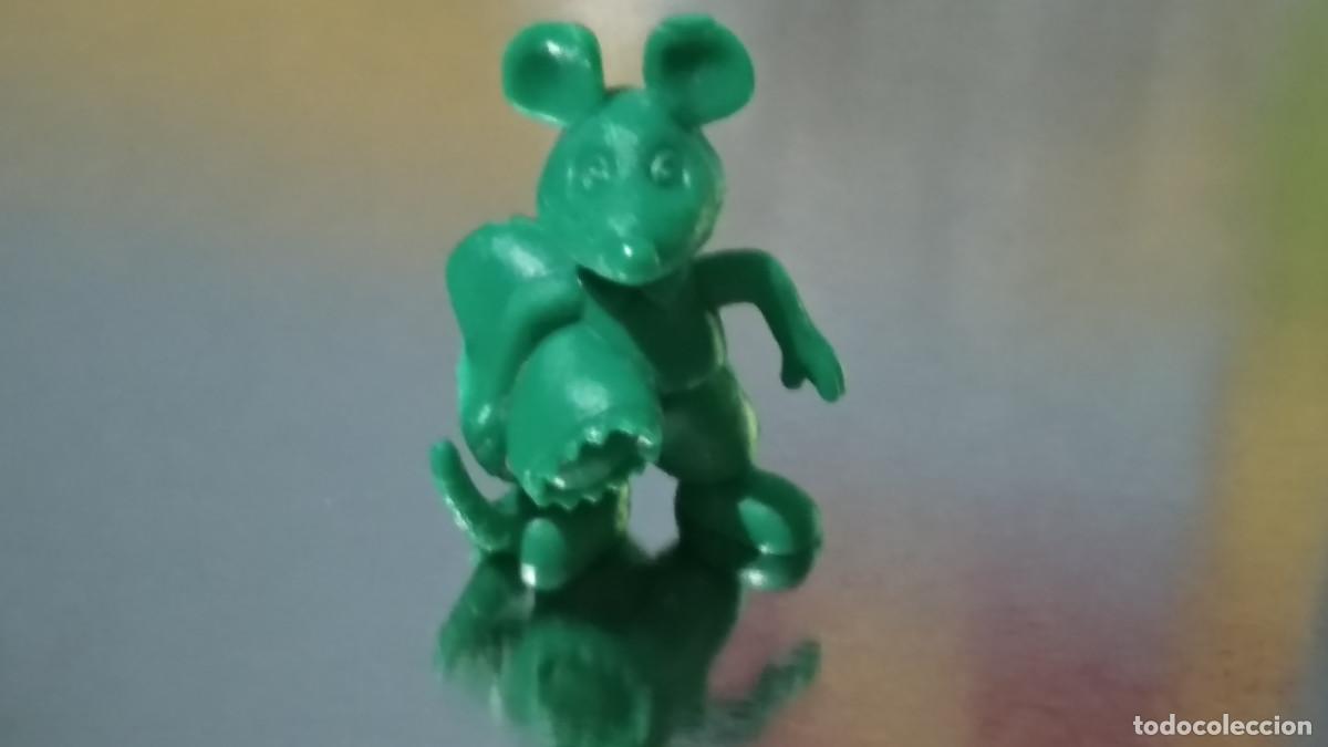 Figuras de goma y PVC: Figura dunkin de colecci&oacute;n Dartacan y los tres mosqueperros Phoskitos color verde 2&acute;5 cm.BUEN ESTADO