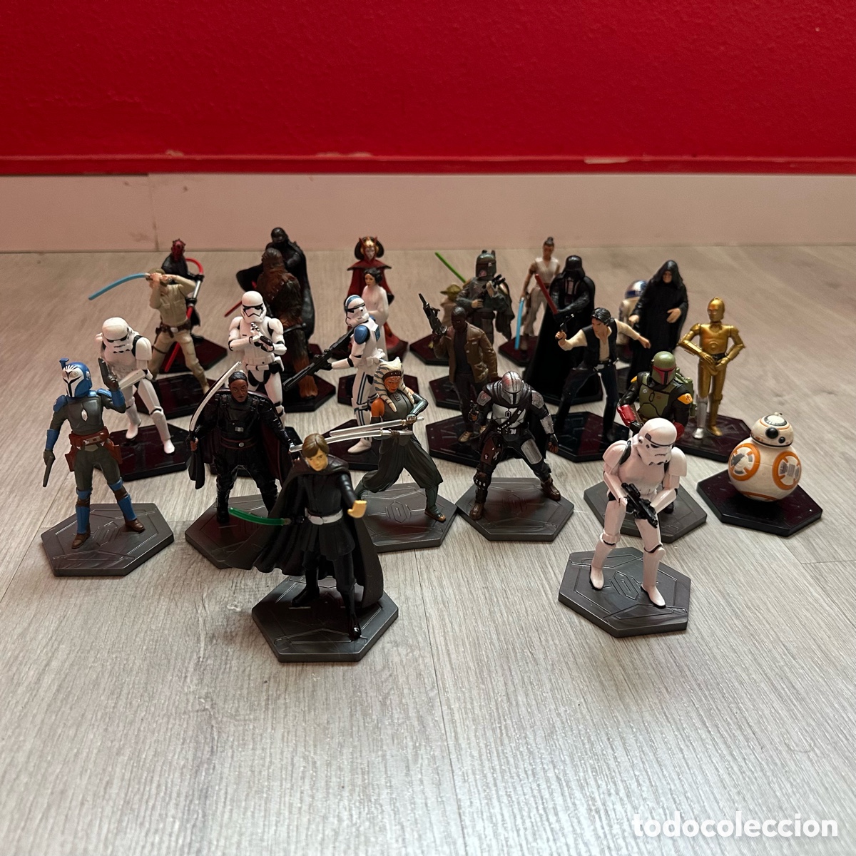 Figuras de goma y PVC: Vendo lote de 26 figuras de Star Wars y El Mandaloriano, Disney Store.