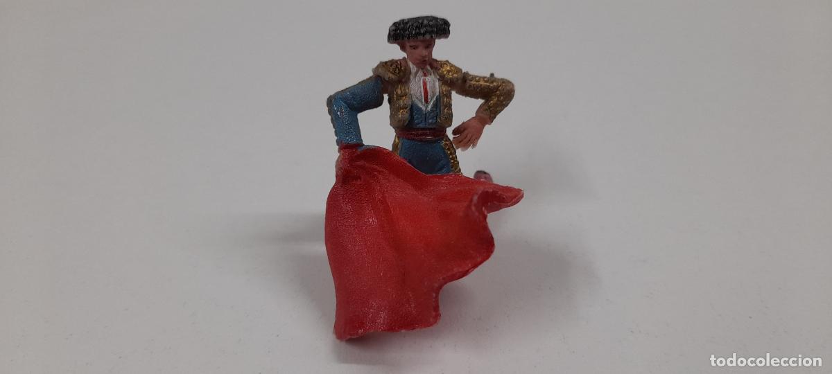 Figuras de goma y PVC: TORERO DANDO UN PASE DE RODILLAS . REALIZADO POR TEIXIDO . ORIGINAL A&Ntilde;OS 60 EN PLASTICO
