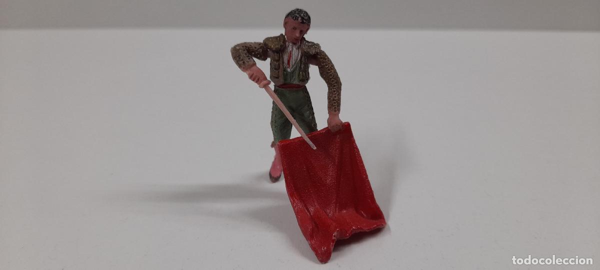 Figuras de goma y PVC: TORERO CON CAPOTE Y ESPADA EN MANO . REALIZADO POR TEIXIDO . ORIGINAL A&Ntilde;OS 60 EN PLASTICO
