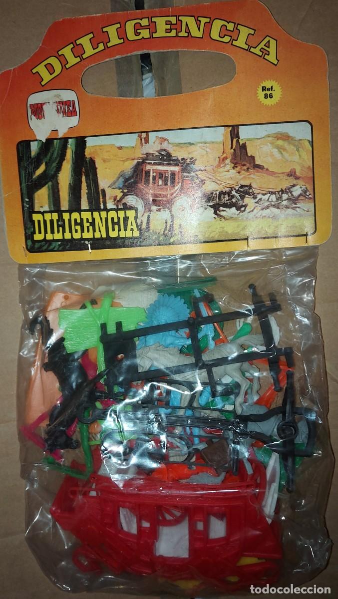 Figuras de goma y PVC: COMANSI , DILIGENCIA, INDIOS, VAQUEROS, ARBUSTOS, CARTEL, - Foto 2