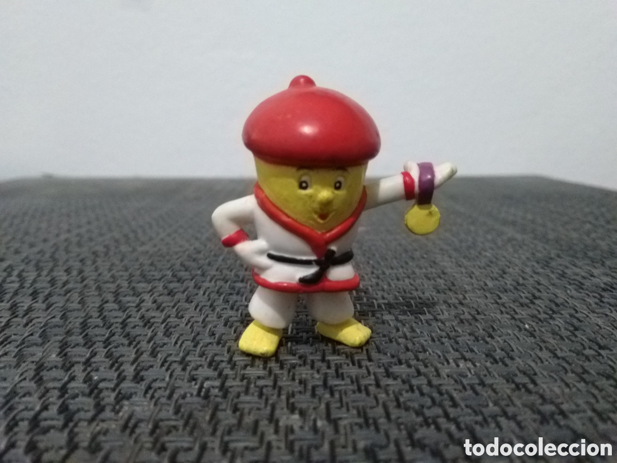 Figuras de goma y PVC: FIGURA PVC PAILLOU RMP PARIS MASCOTA JUDO MEDALLA ARTES MARCIALES TAEKWONDO BOINA