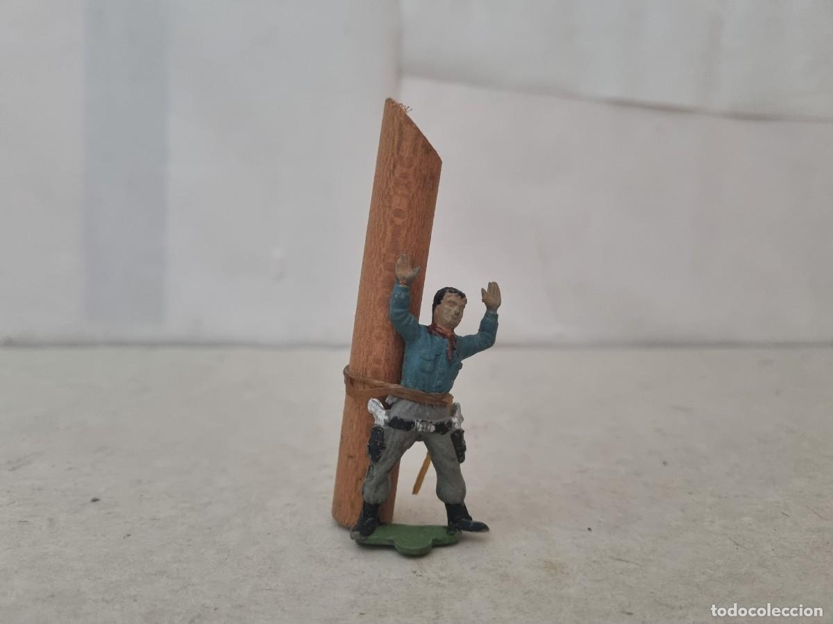 Figuras de goma y PVC: Figura de vaquero con las manos en alto atado en un palo