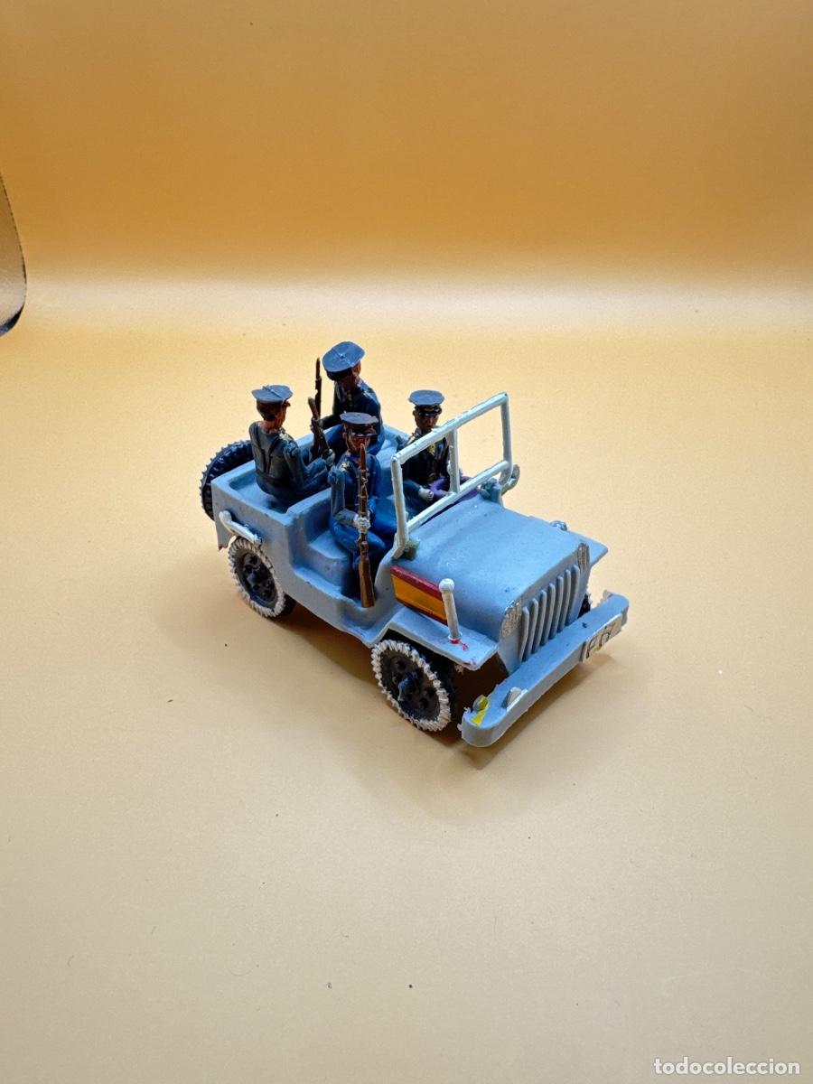 Figuras de goma y PVC: Jeep polic&iacute;a armada torres maltas a&ntilde;os 60