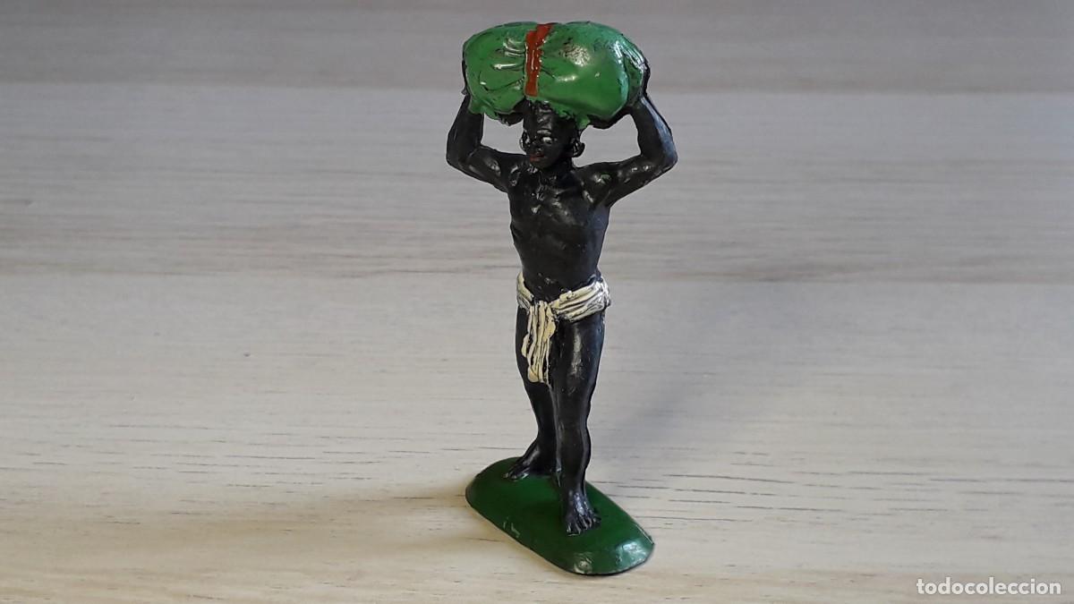 Figuras de goma y PVC: Porteador negro Safari &Aacute;frica Salvaje, goma, Pech made in Spain tipo Jecsan, original a&ntilde;os 50.