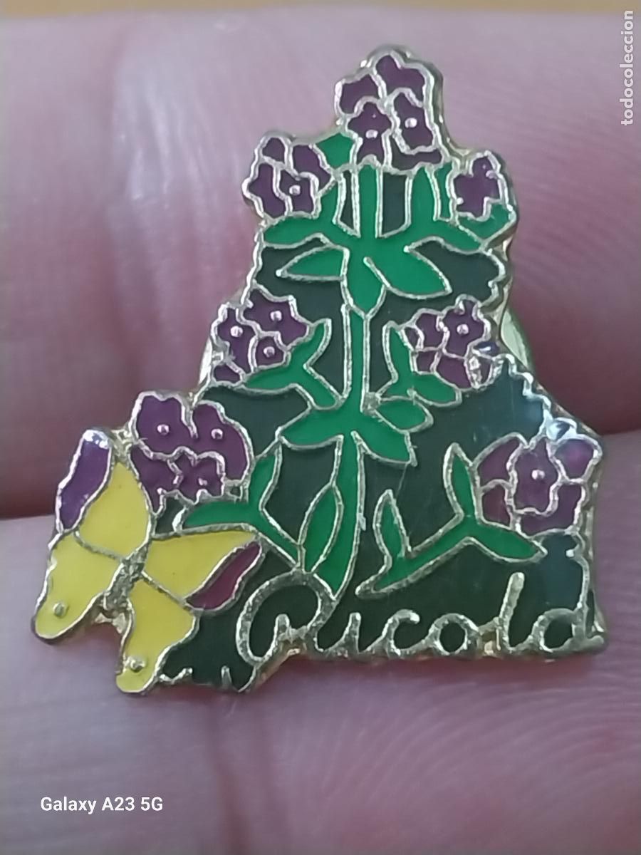 Figuras de goma y PVC: RICOLA FLORES VIOLETAS MARIPOSA PIN PINCHO 2.16CMS ALTO ESMALTE ORIGINAL VINTAGE