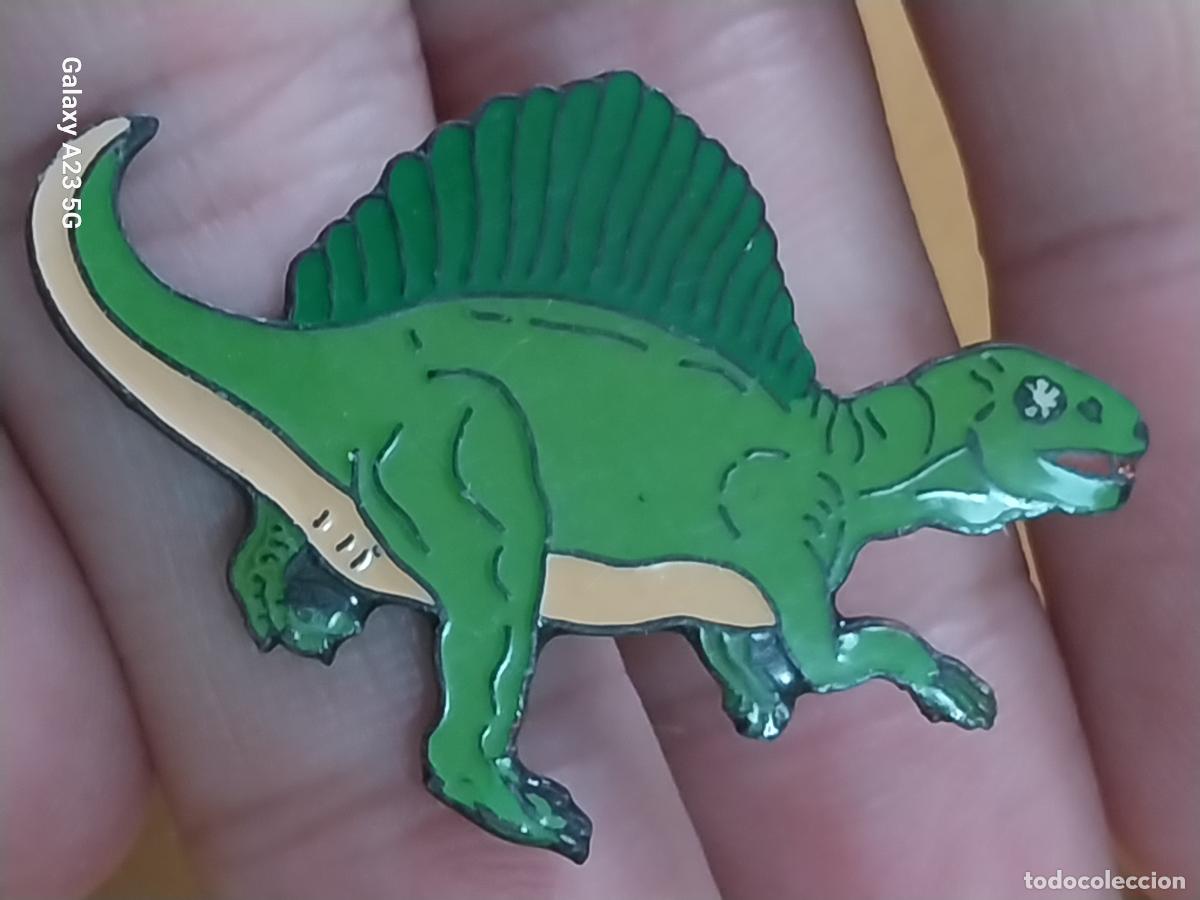 Figuras de goma y PVC: SPINOSAURIO DINOSAURIO PIN PINCHO 4CMS LARGO ORIGINAL VINTAGE METAL PINTURA LACADA