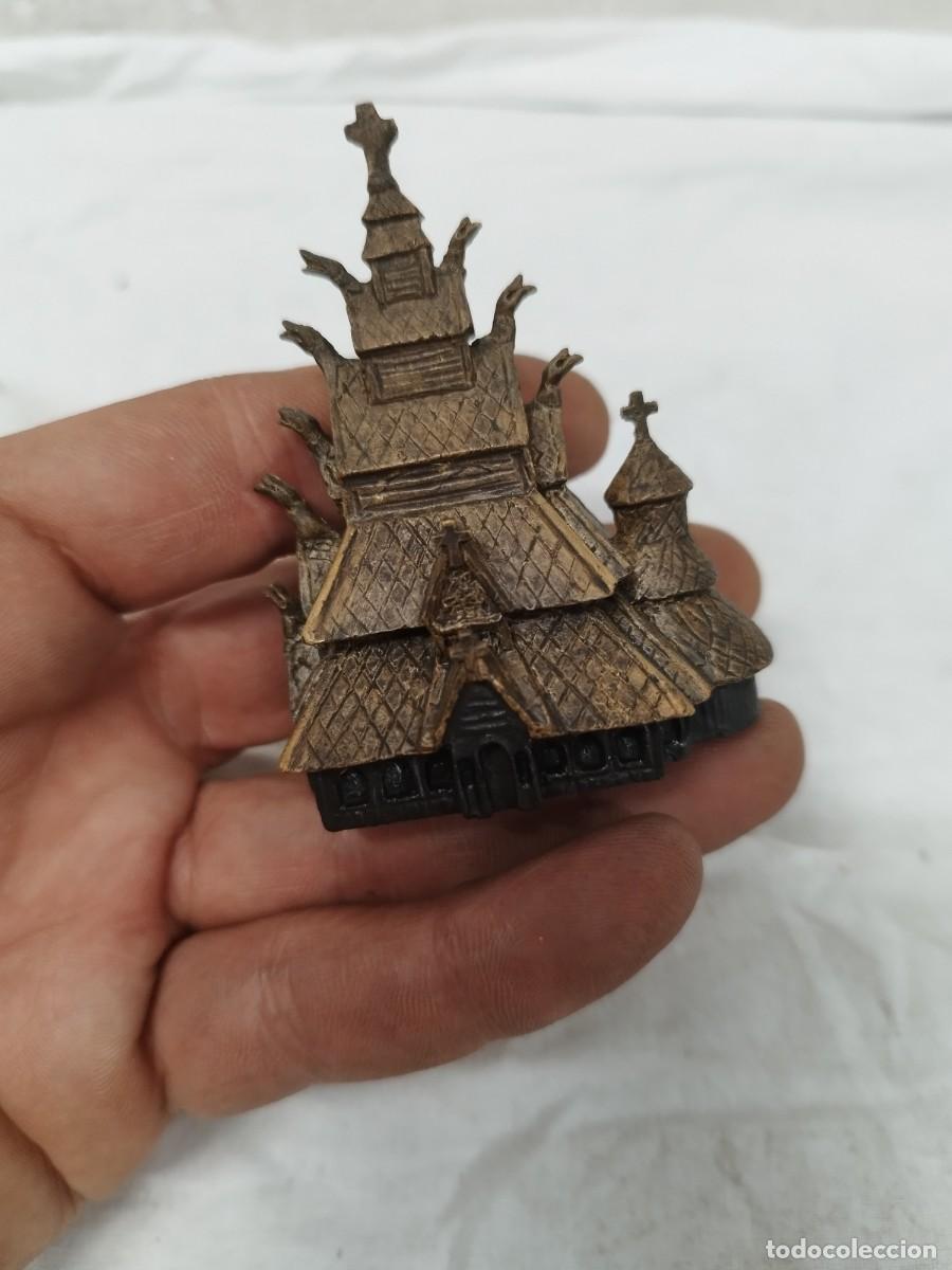Figuras de goma y PVC: Figura de la iglesia Deborgund de Noruega. En resina.