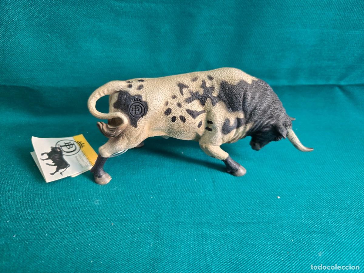 Figuras de goma y PVC: FIGURA PVC, TORO DE LIDIA EMBISTIENDO , COLECCION DE QUBE , NUEVO