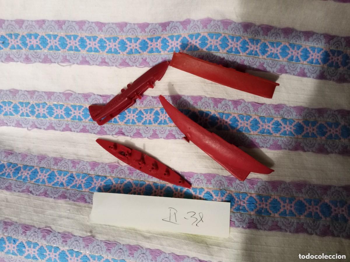 Figuras de goma y PVC: MONTAPLEX BARCO rojo y fragmentos VEHICULOS N 38