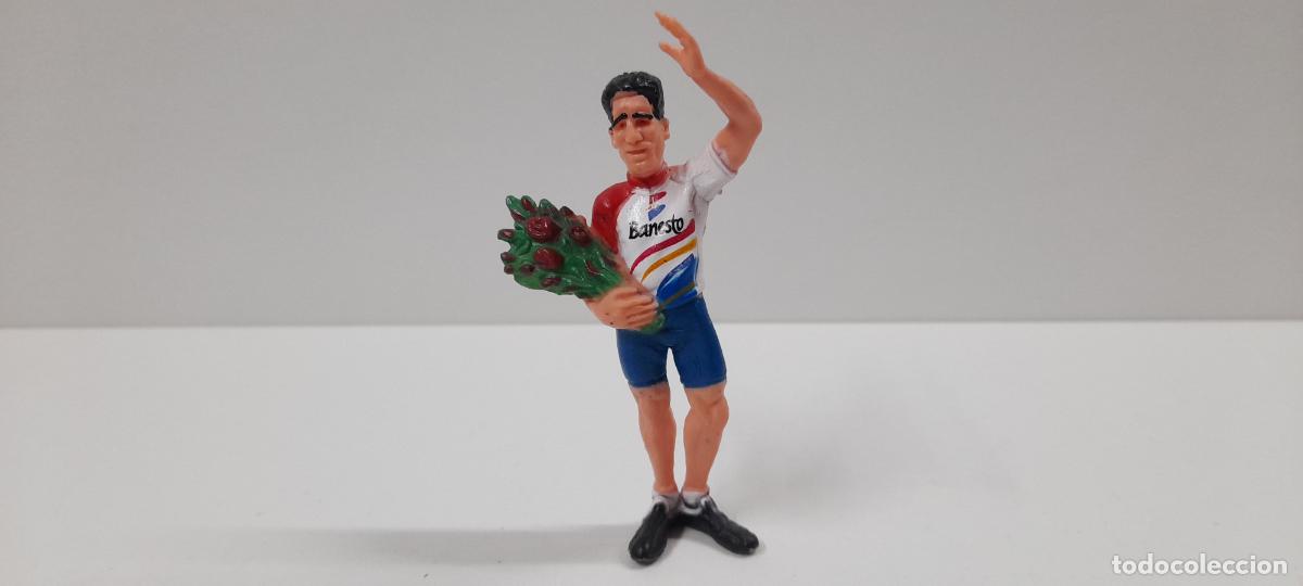 Figuras de goma y PVC: MIGUEL INDURAIN - BANESTO . FIGURA REALIZADA EN PVC . ORIGINAL A&Ntilde;OS 90