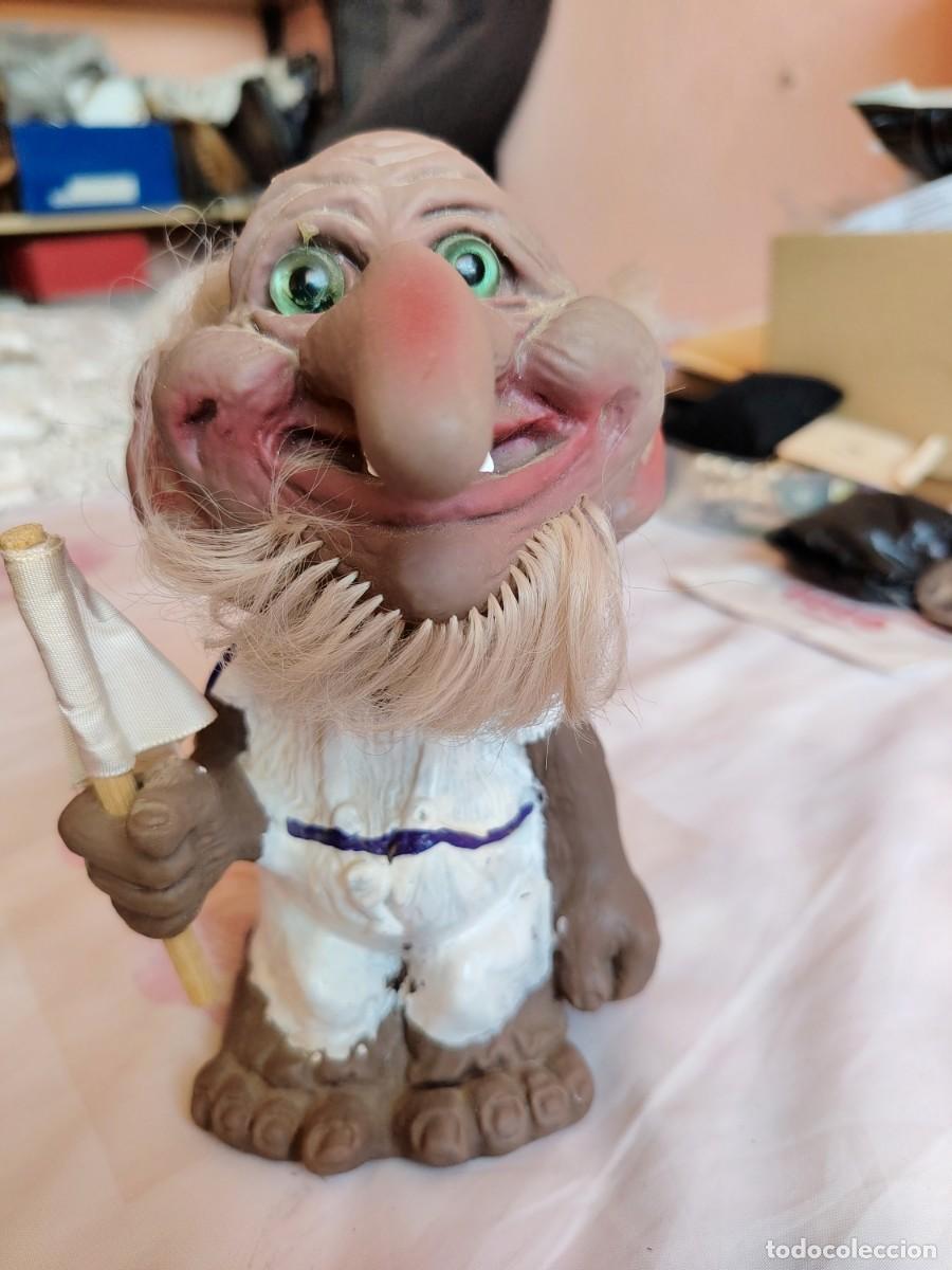 Figuras de goma y PVC: Antiguo Troll noruego con cabeza basculante de los 80. Latex duro, ojos de vidrio, sello 'VA'. 18 cm