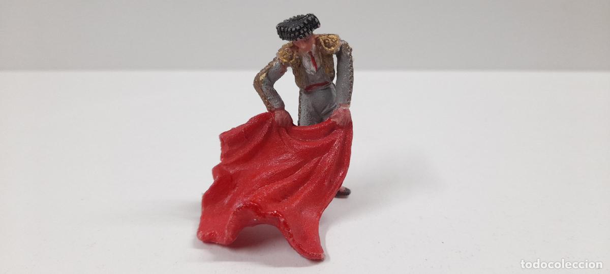 Figuras de goma y PVC: TORERO DANDO UN PASE . REALIZADO POR TEIXIDO . ORIGINAL A&Ntilde;OS 60 EN PLASTICO