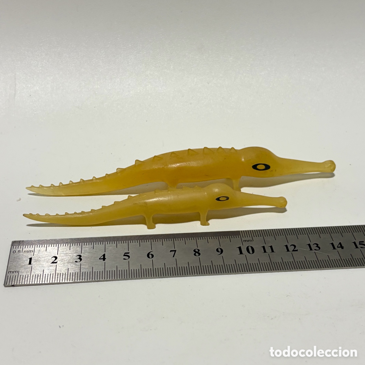 Figuras de goma y PVC: lote 2 cocodrilos de pl&aacute;stico vintage amarillo transl&uacute;cido diferentes tama&ntilde;os