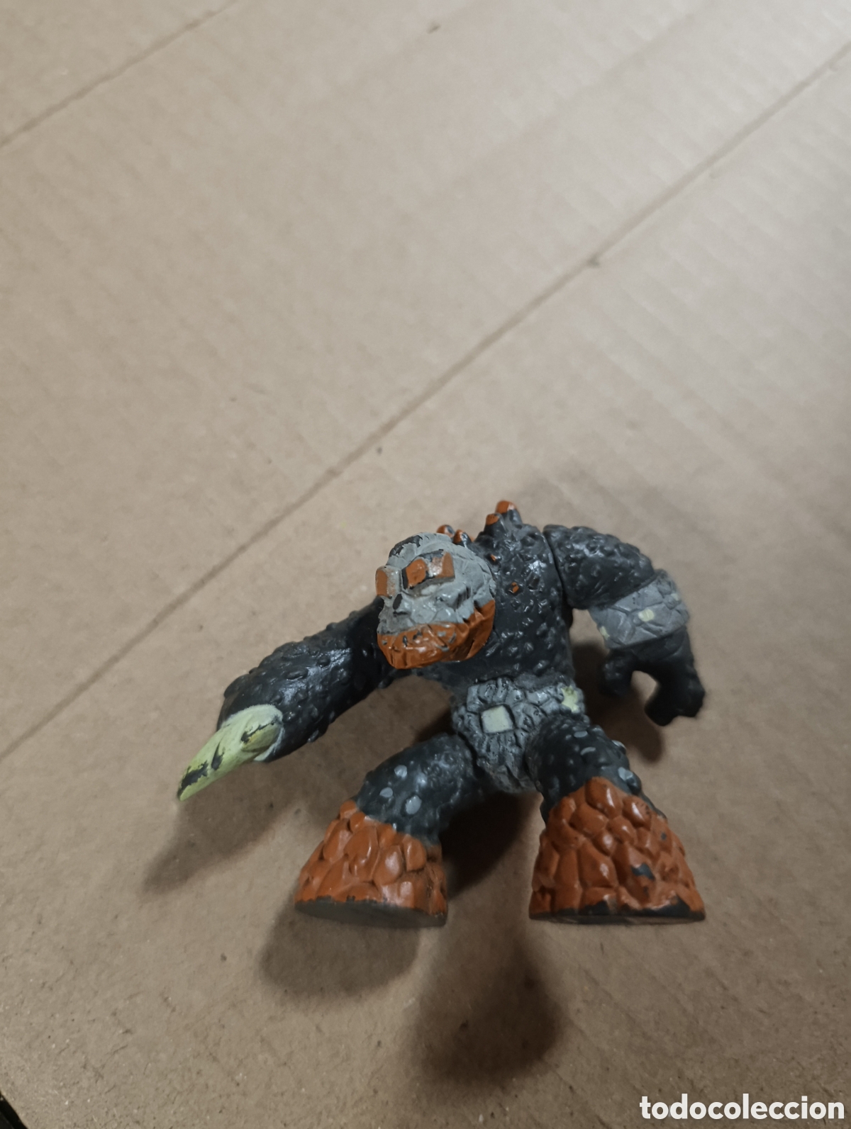 Figuras de goma y PVC: Alud de Rocas. Le Era del Eclipse Supremo. Gormiti.