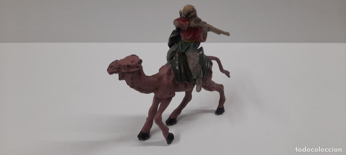 Figuras de goma y PVC: ARABE - BEDUINO EN CAMELLO . REALIZADO POR REAMSA . SERIE LAWRENCE DE ARABIA . A&Ntilde;OS 50 EN GOMA