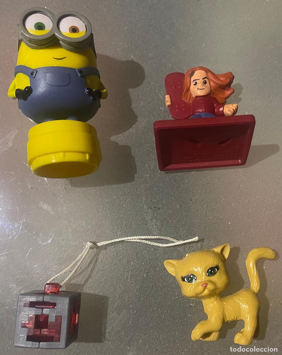 Figuras de goma y PVC: 4 juguetes infantiles de PVC. Minion, gato, chica con tabla de skate, colgante cubo. Buen estado.
