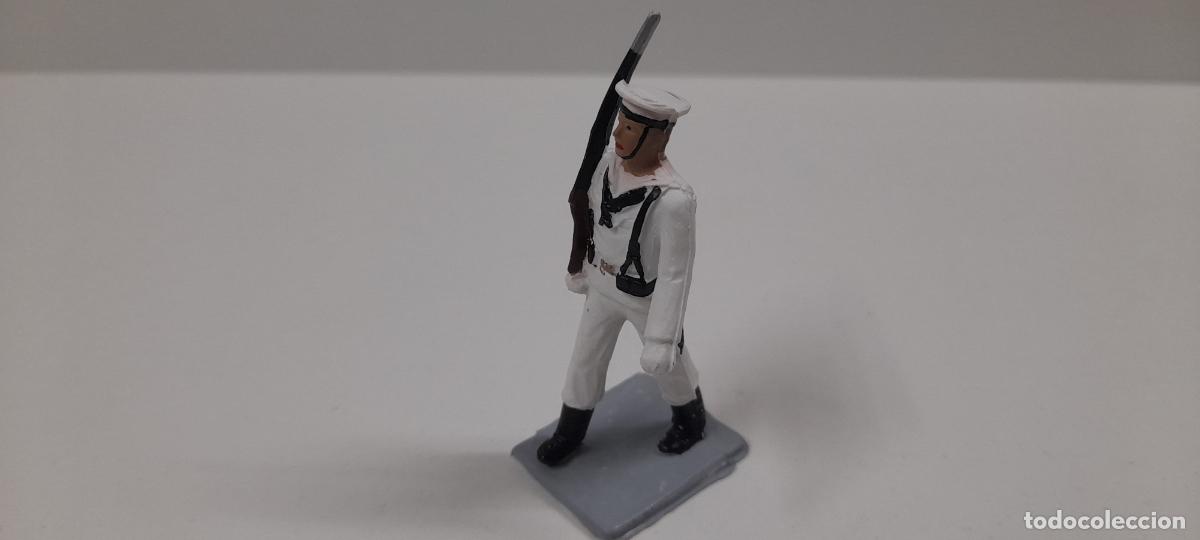Figuras de goma y PVC: SOLDADO EN DESFILE - MARINA TRAJE BLANCO . REALIZADO POR SOLDIS / GOMARSA . ORIGINAL A&Ntilde;OS 70