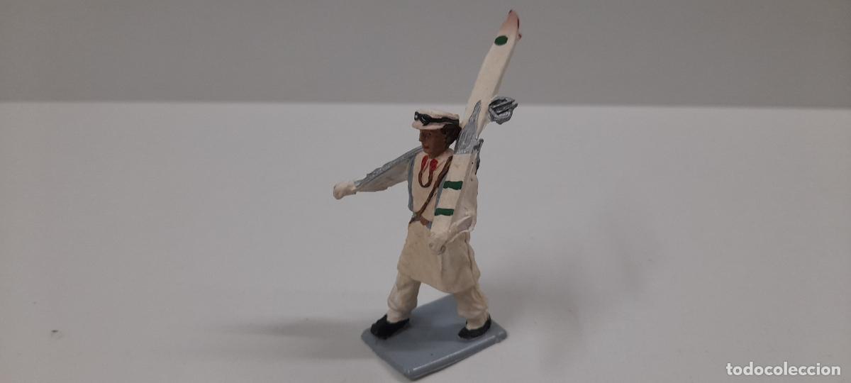 Figuras de goma y PVC: SOLDADO EN DESFILE - ESQUIADORES . REALIZADO POR SOLDIS / GOMARSA . ORIGINAL A&Ntilde;OS 70