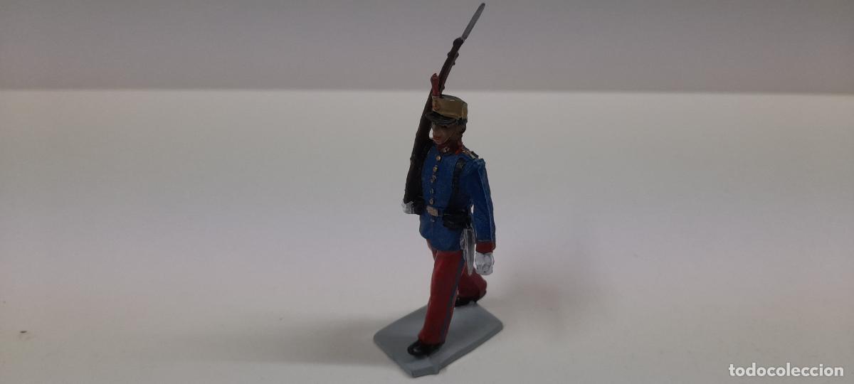 Figuras de goma y PVC: SOLDADO EN DESFILE - INFANTERIA DEL REY . REALIZADO POR SOLDIS / GOMARSA . ORIGINAL A&Ntilde;OS 70
