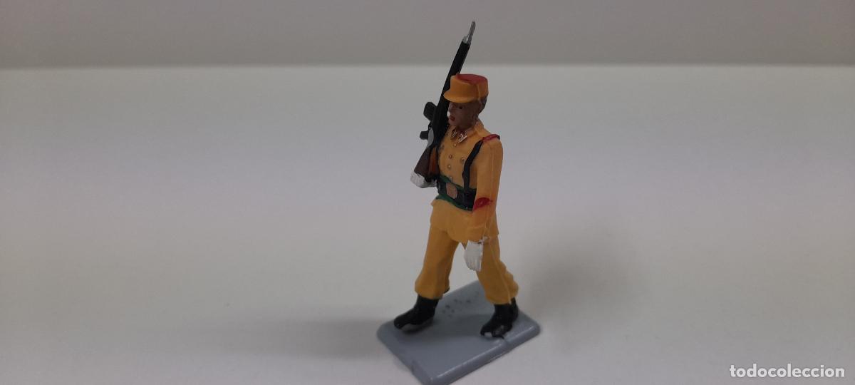 Figuras de goma y PVC: SOLDADO EN DESFILE - REGULARES . REALIZADO POR SOLDIS / GOMARSA . ORIGINAL A&Ntilde;OS 70