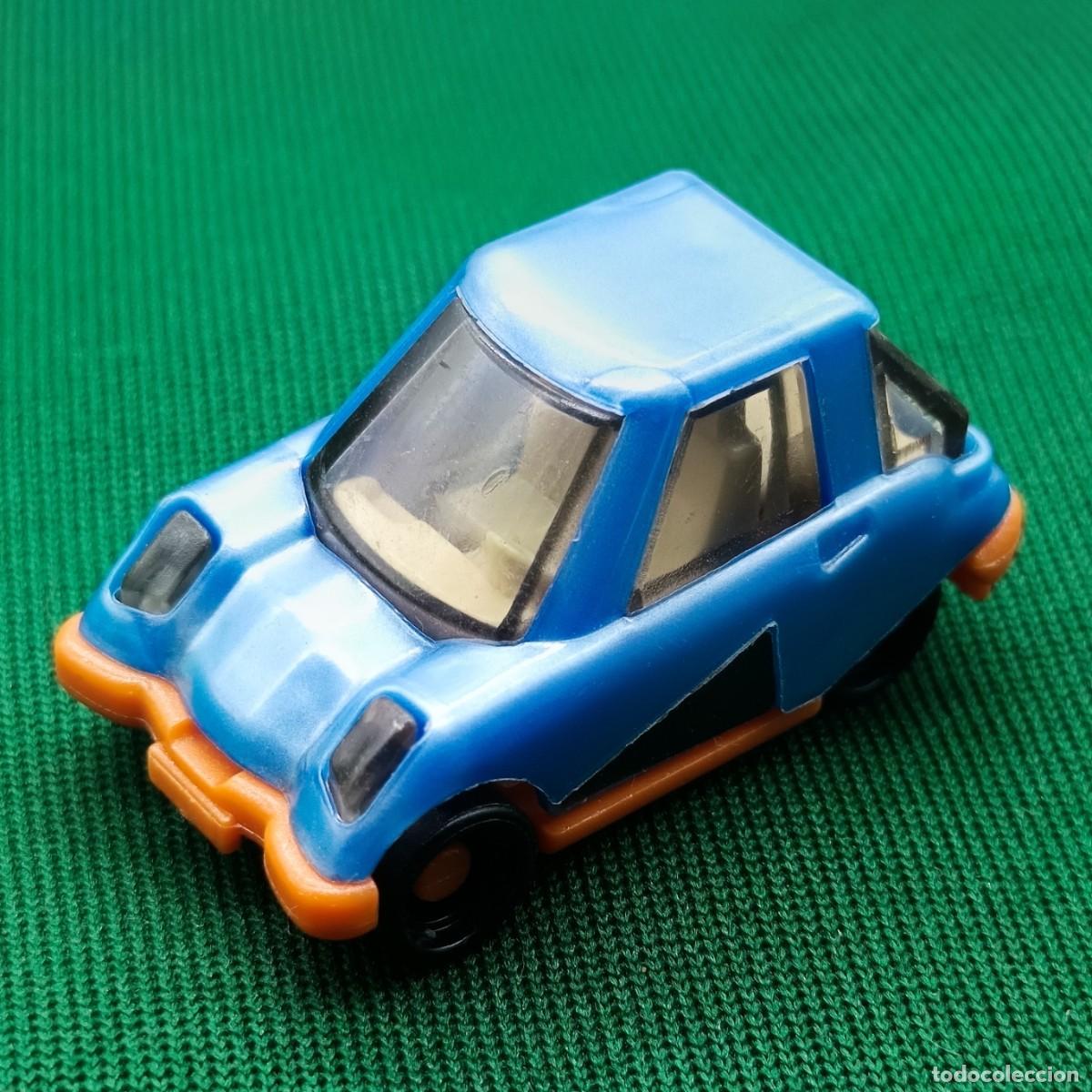 Figuras de goma Kinder: Figura PVC &ndash; Coche azul con detalles naranjas (ref. K03N73)