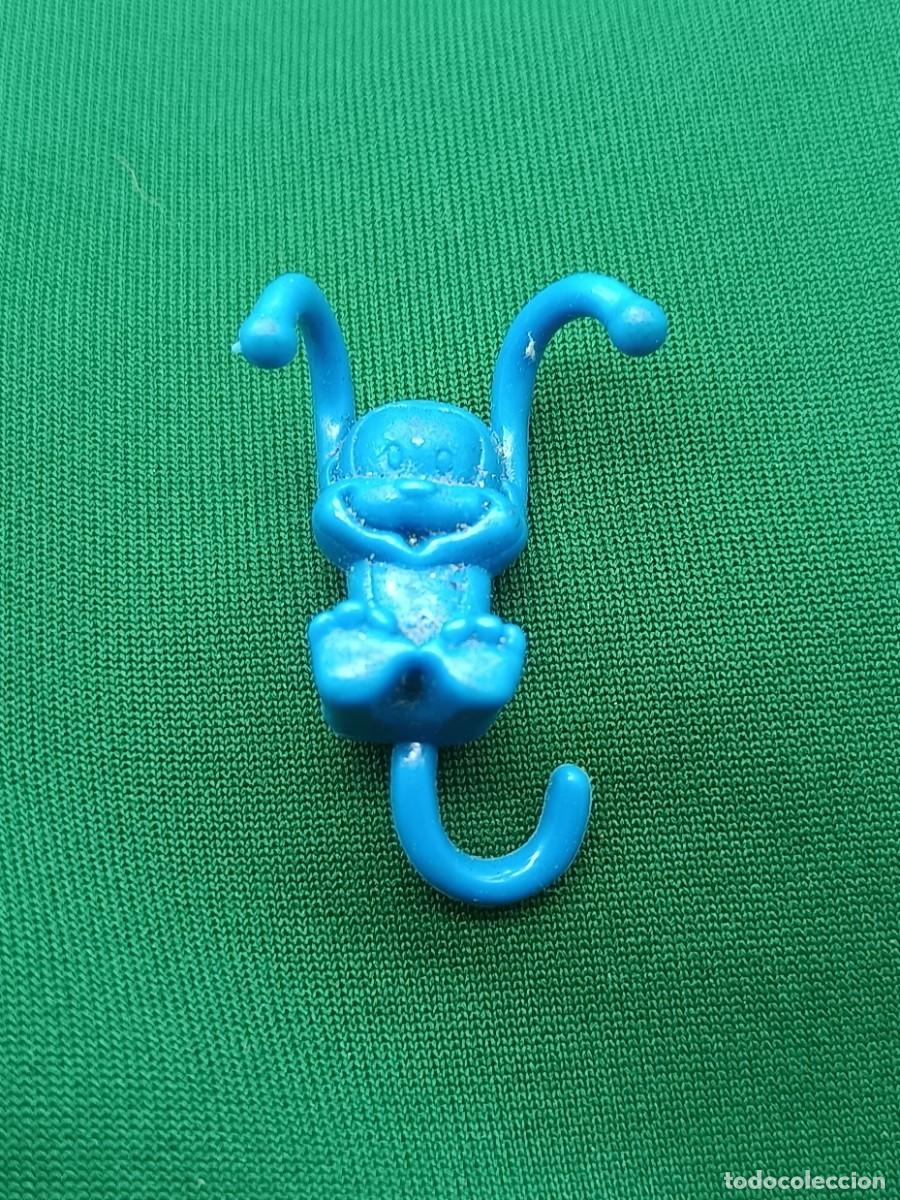 Figuras de goma Kinder: Mono colgante de pl&aacute;stico (Crazy Monkey / Hang Monkey) - Foto 1