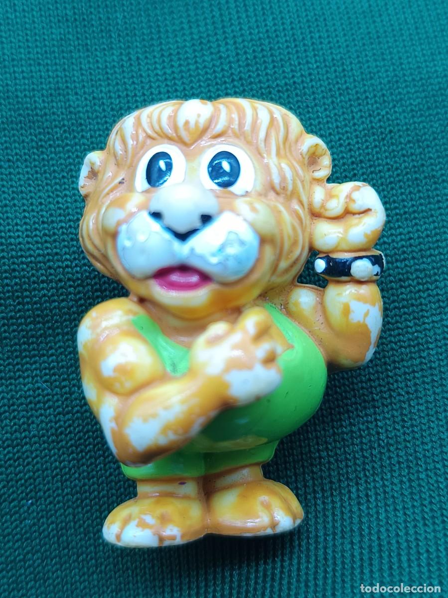 Figuras de goma Kinder: Figura Ferrero 1999 &ndash; Le&oacute;n con camiseta verde