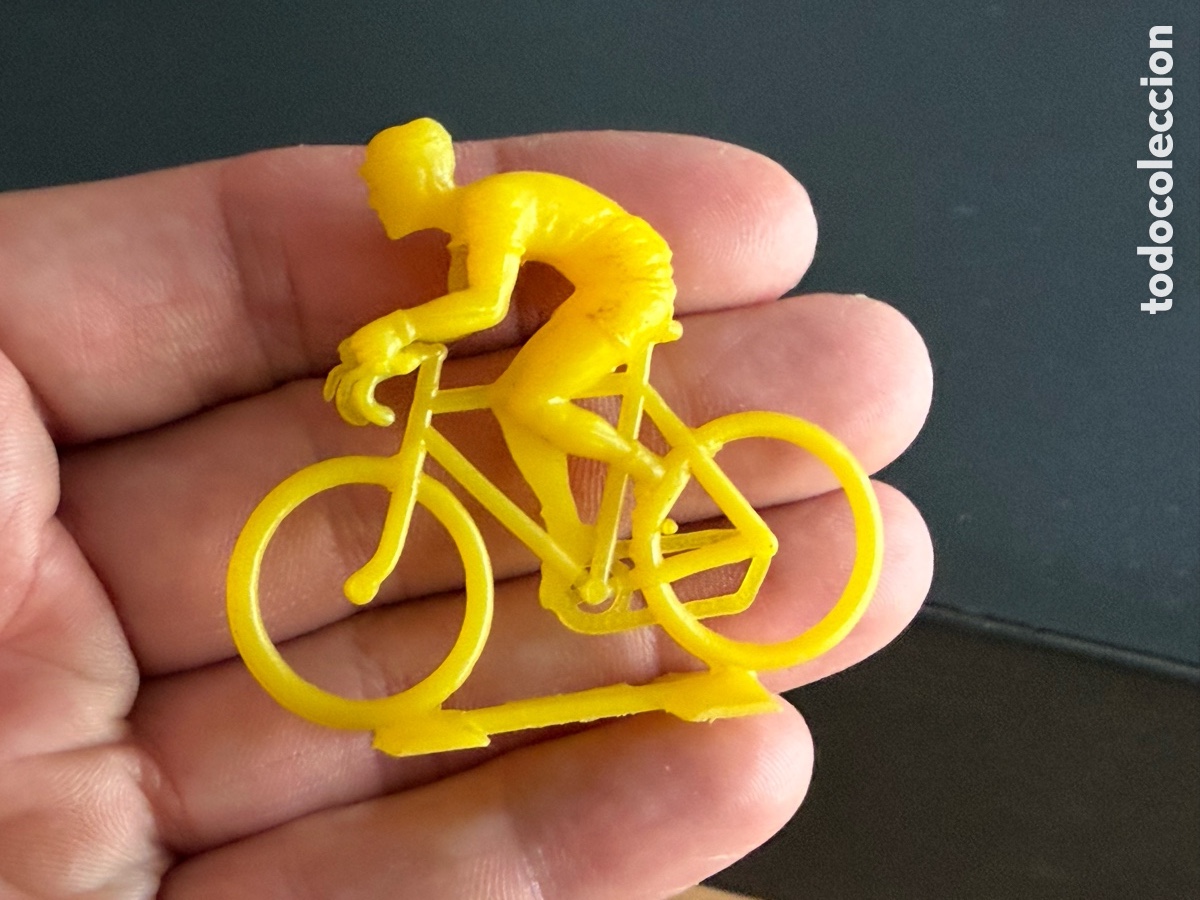 Figuras de goma y PVC: Antiguo CICLISTA. Pl&aacute;stico. Amarillo - Foto 2