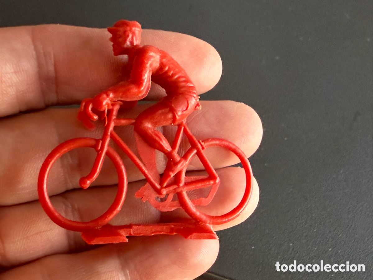 Figuras de goma y PVC: Antiguo CICLISTA. Pl&aacute;stico. Rojo - Foto 2
